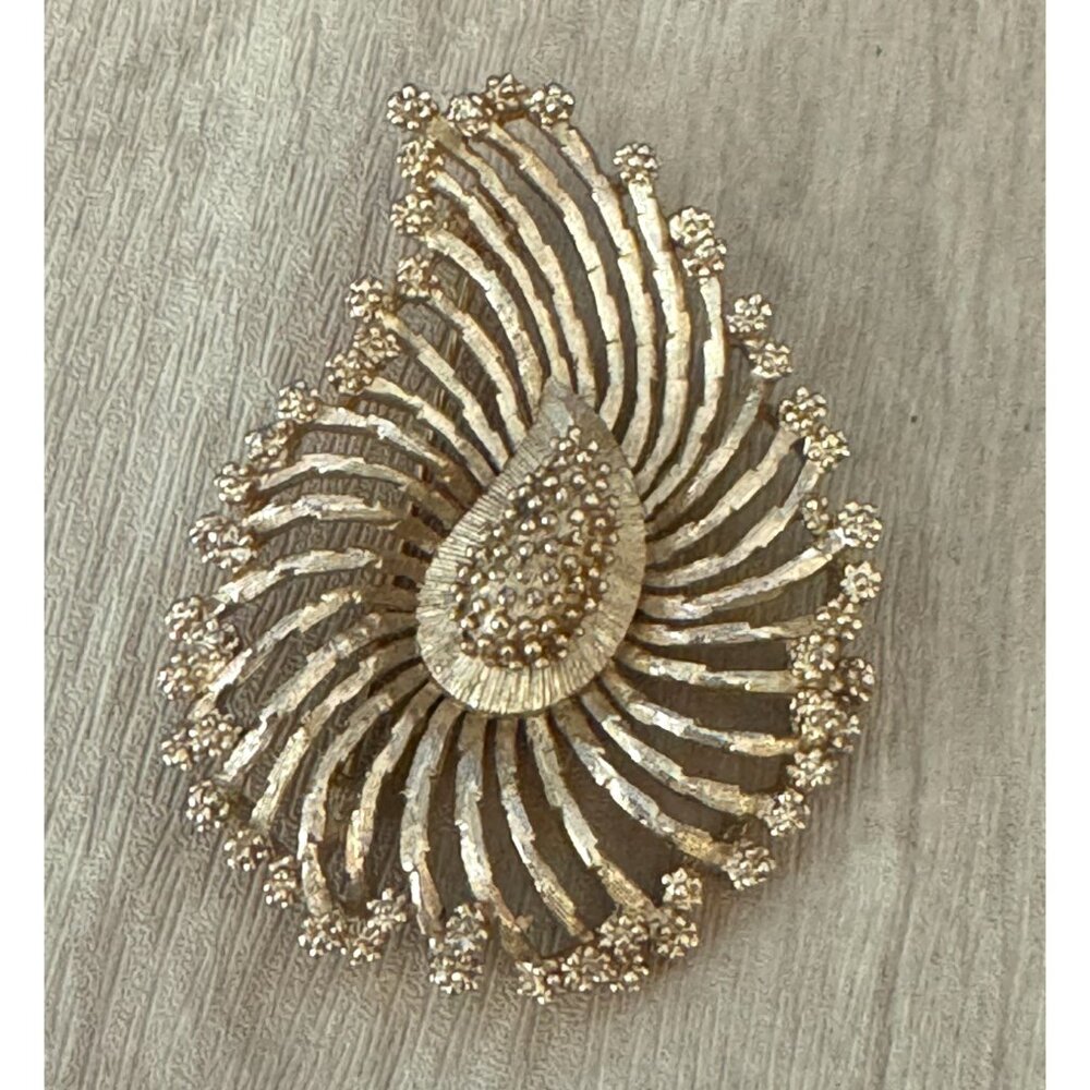 Lisner Vintage Gold Tone Brooch Pin Textured Metal Openwork 2 1/4" x 1 3/4" - Picture 4 of 7